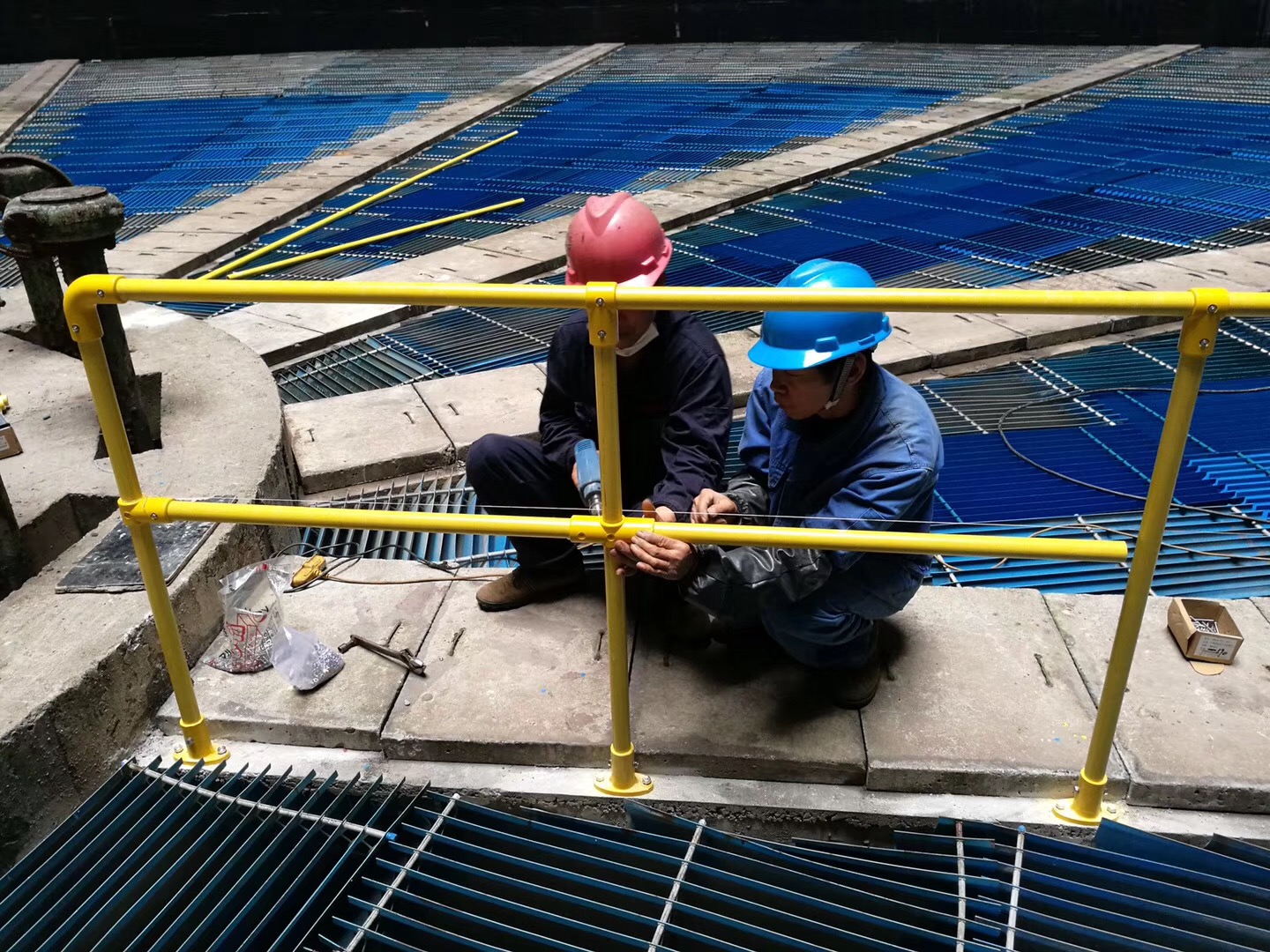 珠海江苏玻璃钢护栏现场安装教学
