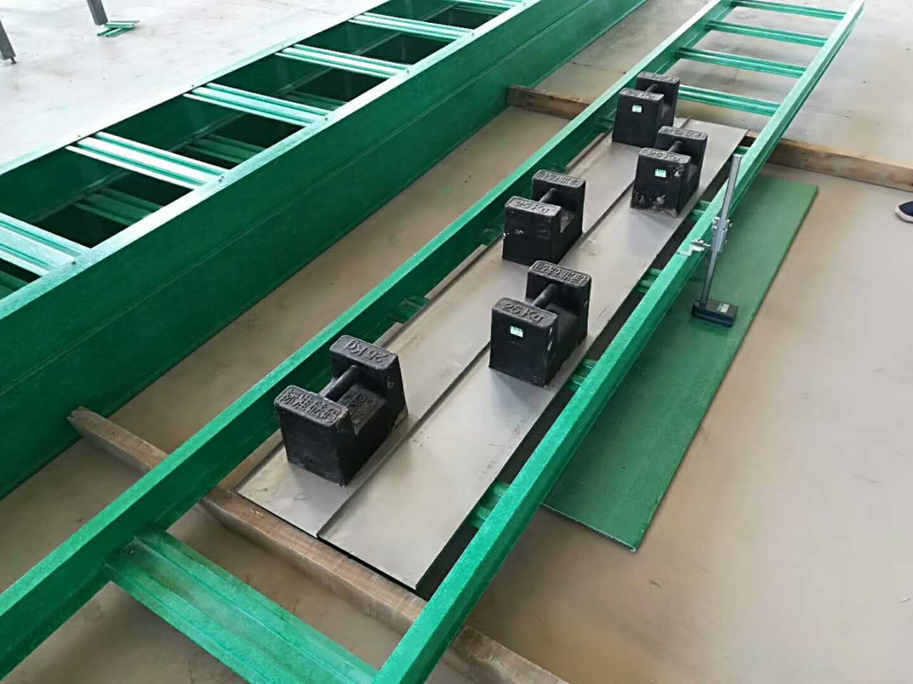 梯式内蒙古玻璃钢电缆桥架称重测试