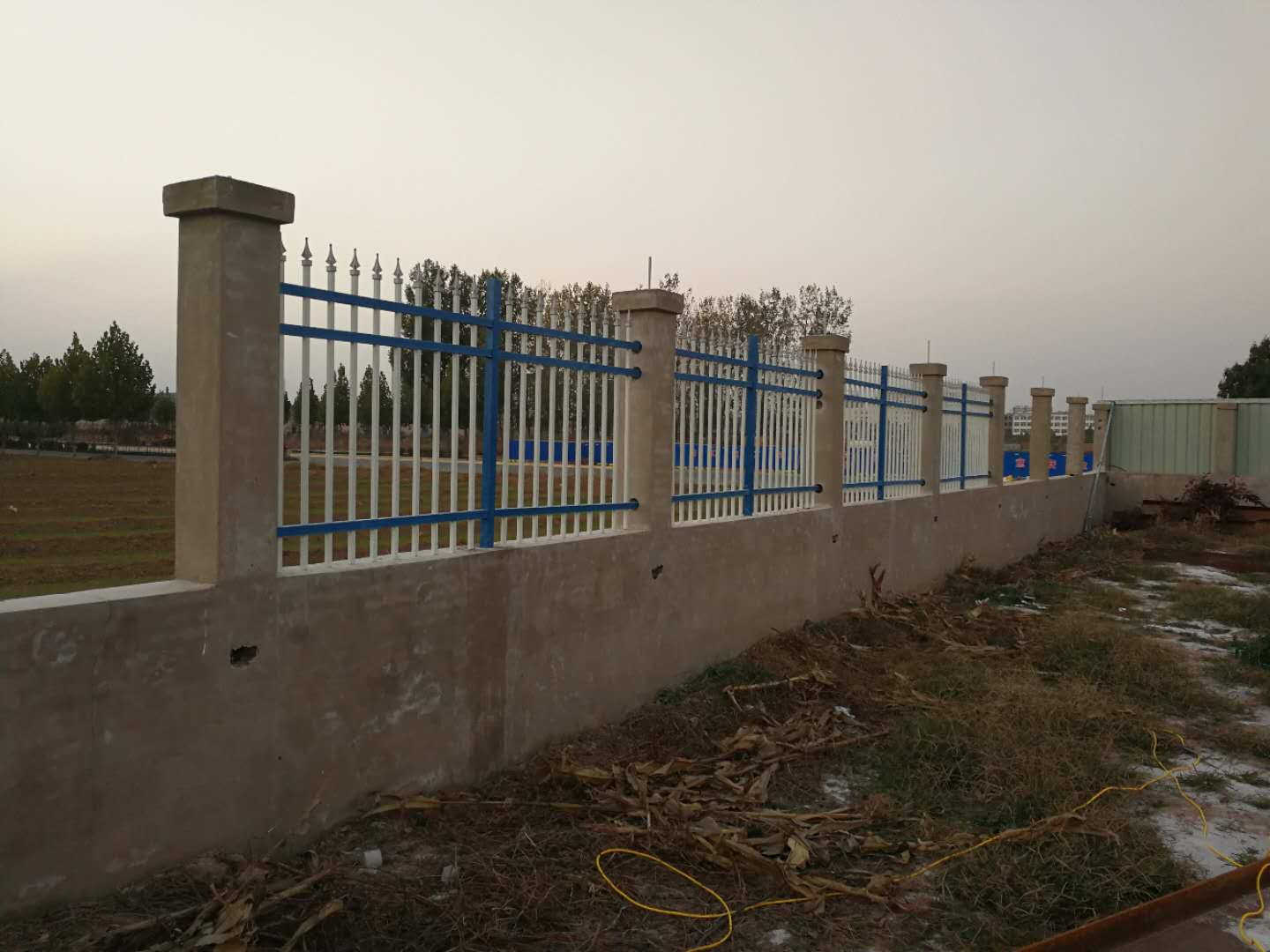 院墙喀什地区玻璃钢护栏安装现场