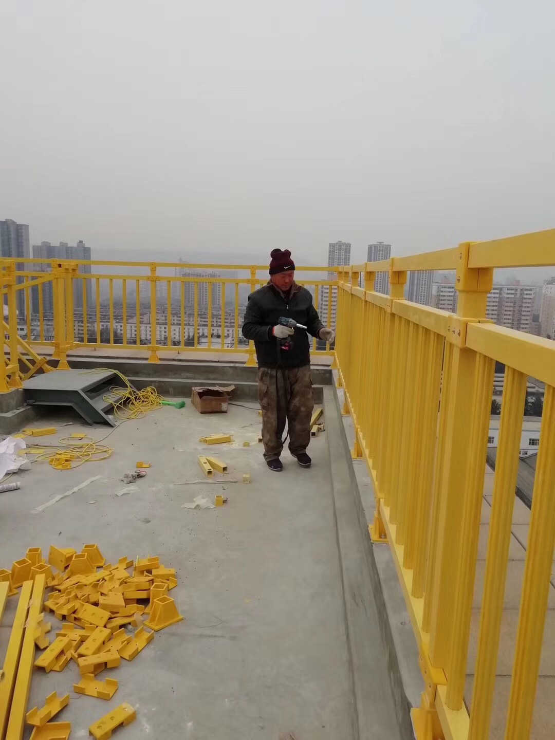 院墙香港玻璃钢护栏楼顶安装